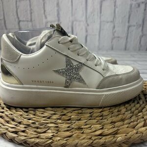 Vintage Havana White Leather Fashion Sneakers with Star Accent. Size 8.